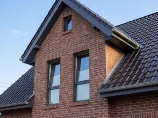 Giebelansicht des Wohnhauses