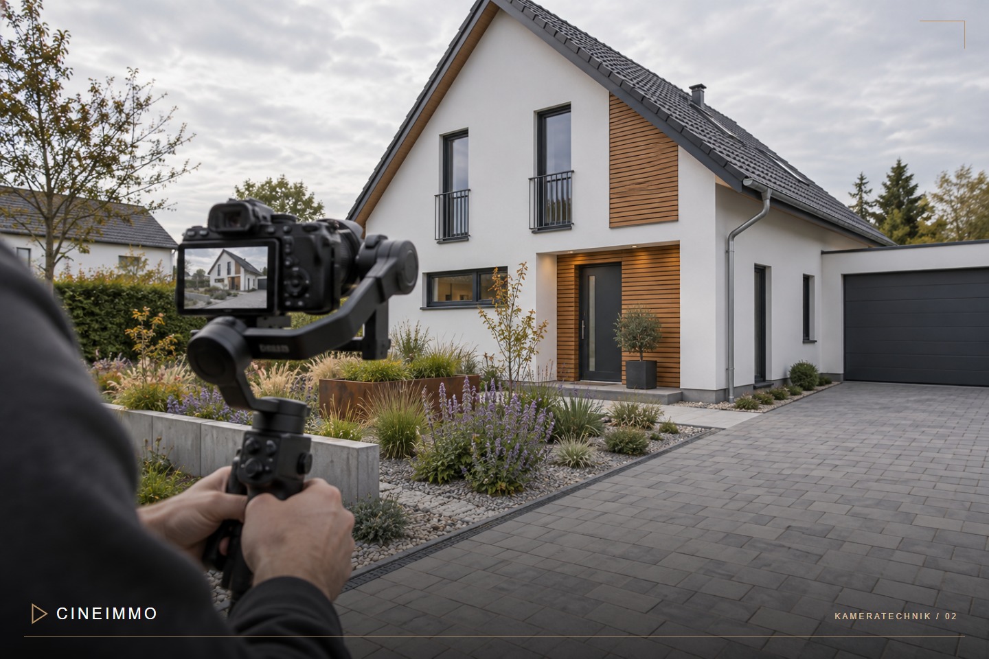 Spiegellose Systemkamera vor einem modernen deutschen Einfamilienhaus
